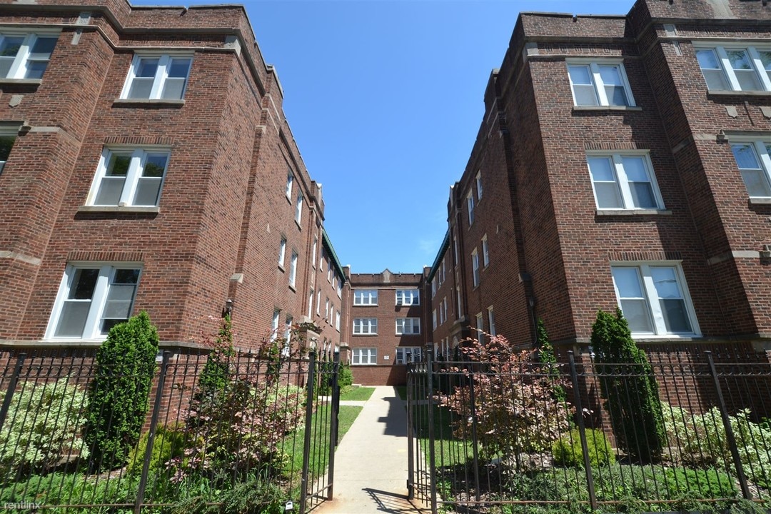 4901 N Whipple St in Chicago, IL - Building Photo