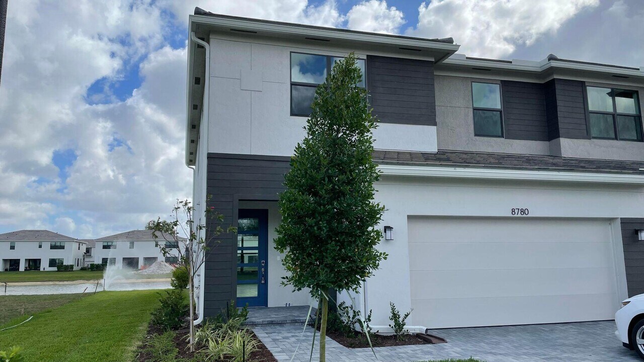 8780 Antarus Dr in Wellington, FL - Building Photo