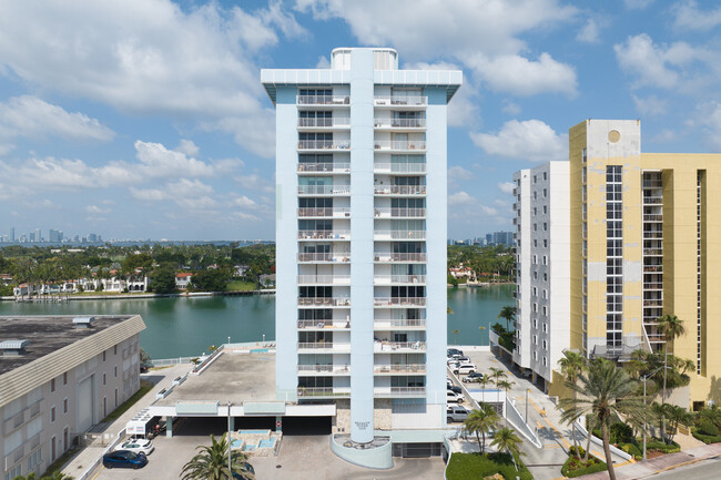 Regency Tower in Miami Beach, FL - Foto de edificio - Building Photo