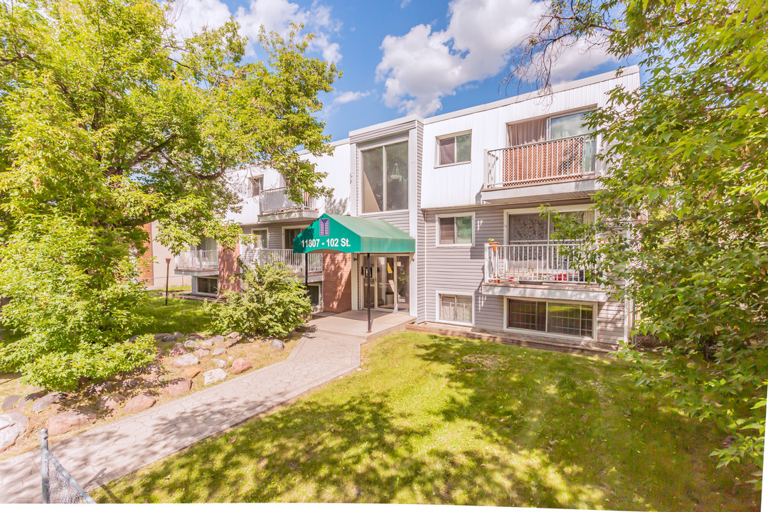 Madison Court in Edmonton, AB - Building Photo