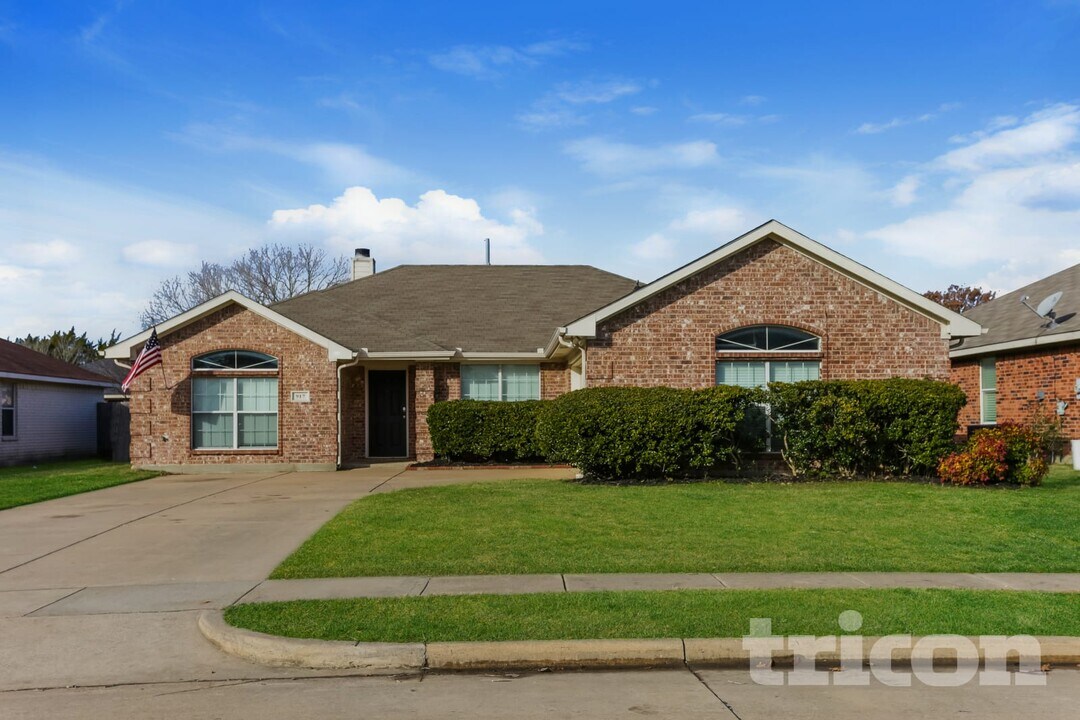 917 Red Oak Trails in Cedar Hill, TX - Building Photo