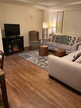 1121 Arlington Blvd, Unit Apt 206 in Arlington, VA - Foto de edificio - Building Photo