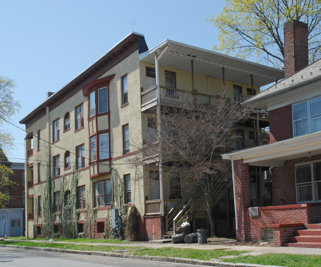 230 Woodbine St in Harrisburg, PA - Foto de edificio - Building Photo