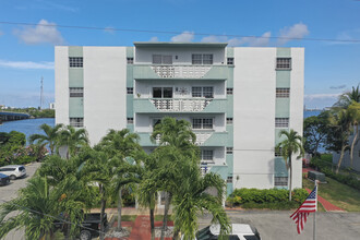7825 NE Bayshore Ct in Miami, FL - Foto de edificio - Building Photo
