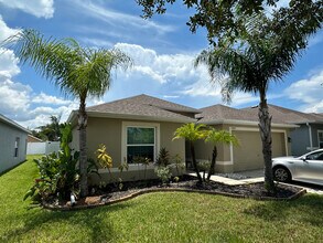 7609 Wood Violet Dr in Gibsonton, FL - Building Photo - Building Photo