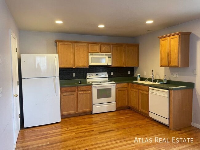 property at 843 Mockingbird St