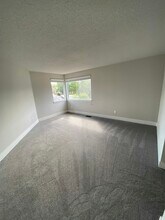 5835 NW Landing Dr in Portland, OR - Building Photo - Building Photo