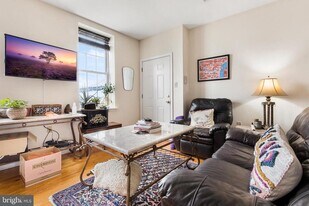 321 N Front St in Philadelphia, PA - Building Photo