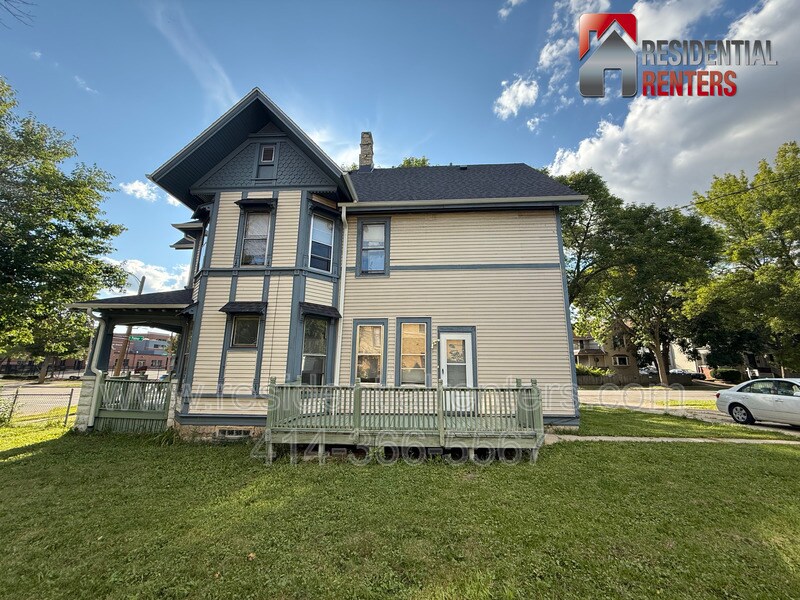 202 E North Ave in Milwaukee, WI - Building Photo