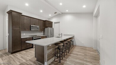 8720 Cypress Lake Dr in Ft. Myers, FL - Building Photo - Building Photo