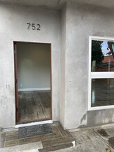 752 E 55th St in Los Angeles, CA - Foto de edificio - Building Photo