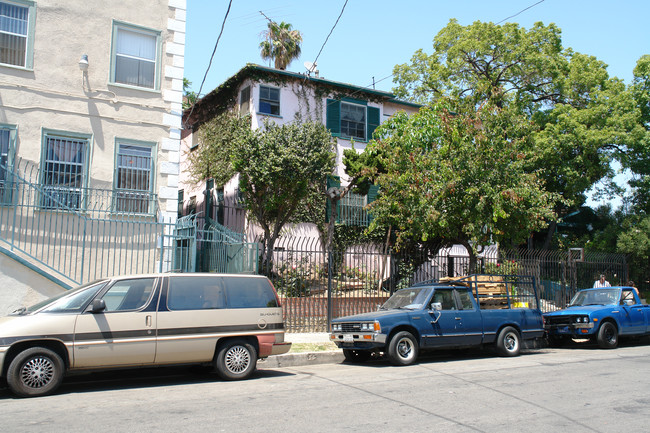 2913-2917 1/2 Francis Ave in Los Angeles, CA - Building Photo - Building Photo