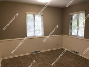 110 Brookside Dr in Paola, KS - Building Photo - Building Photo