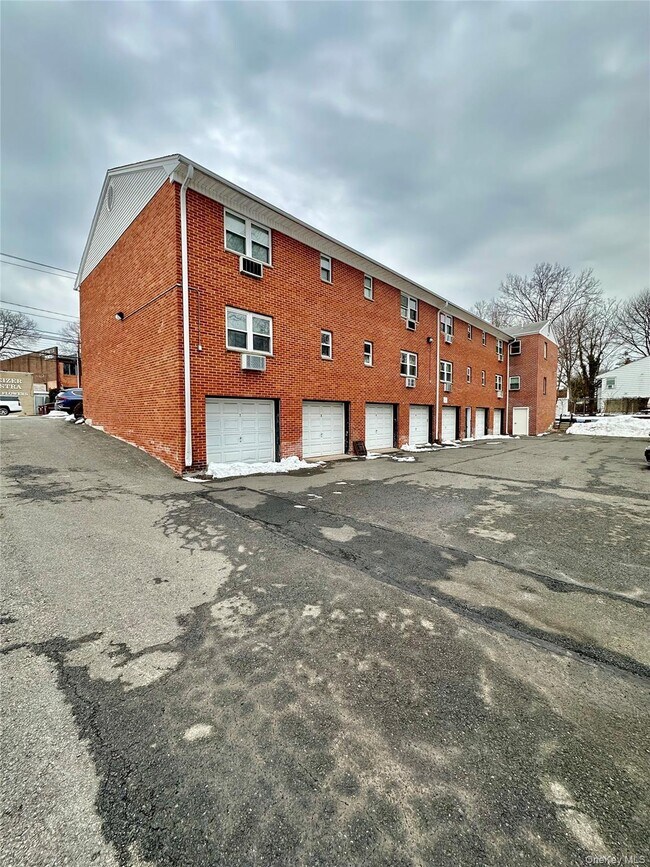 174 N Middletown Rd in Pearl River, NY - Building Photo - Building Photo