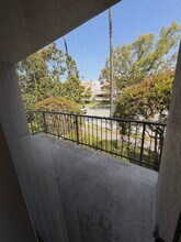 400 E California Blvd, Unit 12 in Pasadena, CA - Foto de edificio - Building Photo