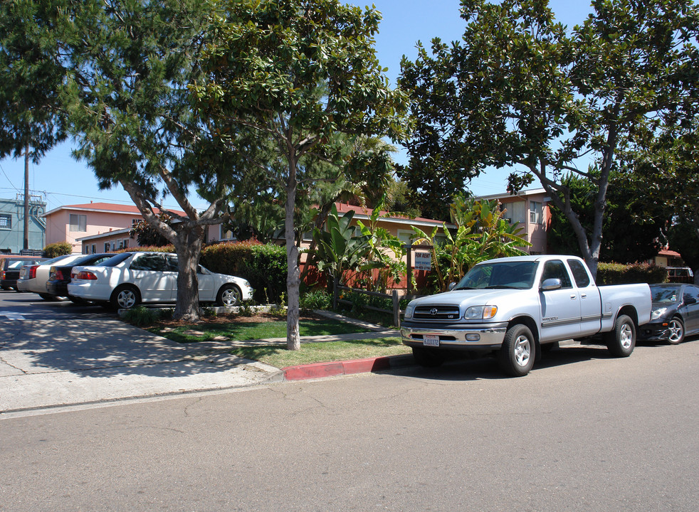 Amphibolite Apartments in San Diego, CA - Foto de edificio
