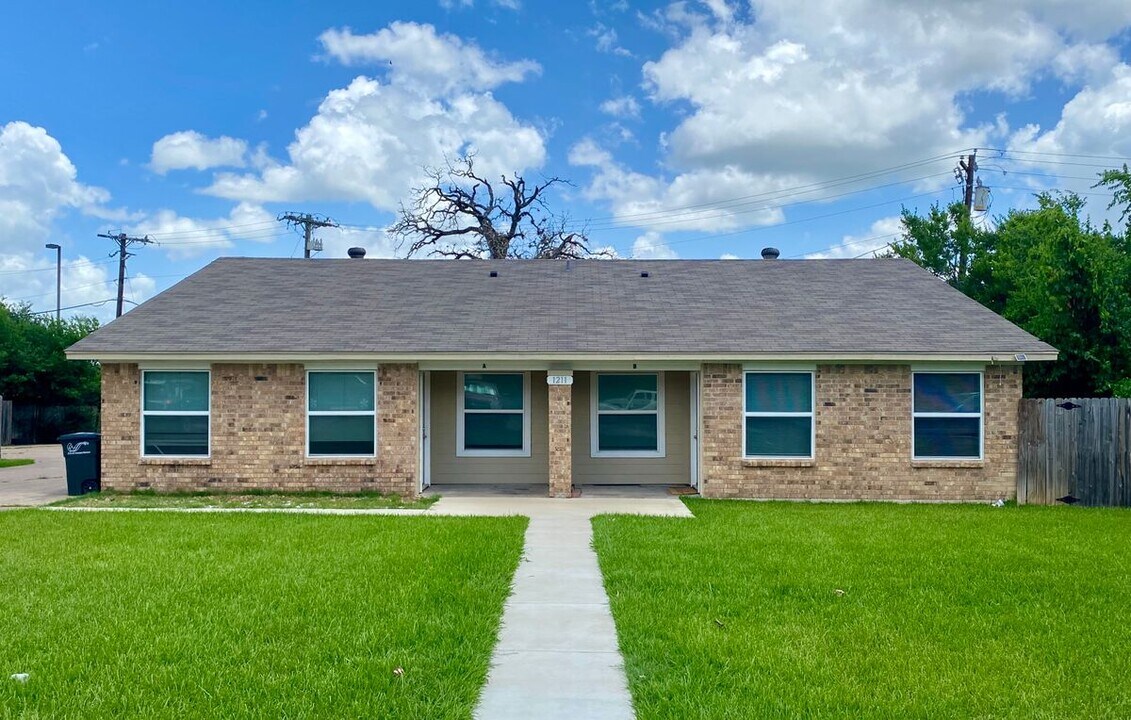 1211 April Bloom in College Station, TX - Building Photo