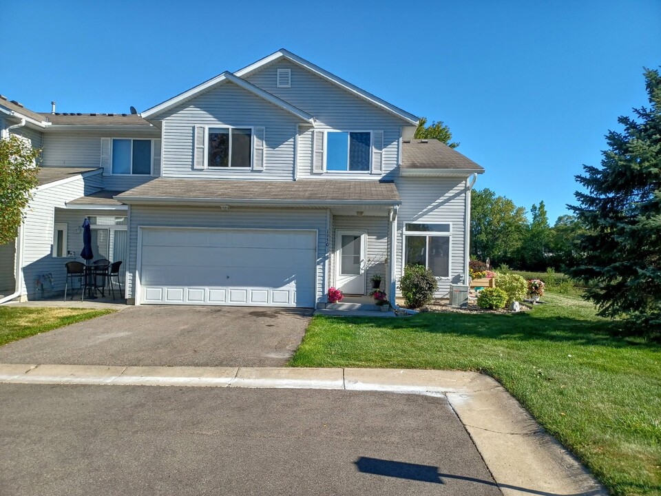 1950 Parkway Ave in Shakopee, MN - Building Photo