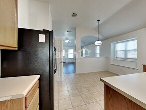 121 Campos Dr in Hutto, TX - Building Photo - Building Photo