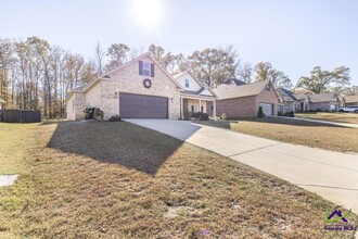 306 Rustic Live Oak Trl in Bonaire, GA - Building Photo - Building Photo