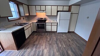 425 E Monroe Ave in Hartford, WI - Building Photo