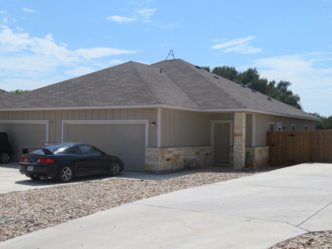 338 TX-332 Loop, Unit B in Liberty Hill, TX - Foto de edificio - Building Photo