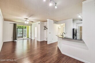 5617 Bowden Rd in Jacksonville, FL - Foto de edificio - Building Photo