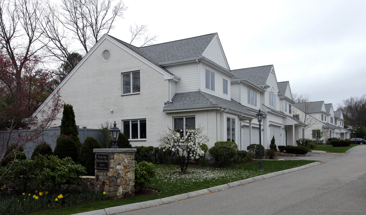 900 - 916 W Roxbury Parkway in Chestnut Hill, MA - Building Photo