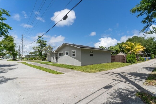 2260 Charleston St in Hollywood, FL - Foto de edificio - Building Photo