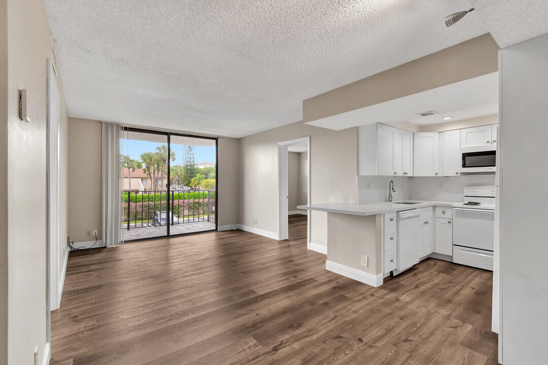 706 Executive Center Dr in West Palm Beach, FL - Building Photo