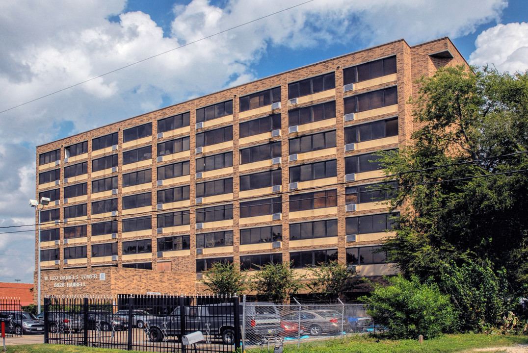 W Leo Daniels Tower in Houston, TX - Building Photo