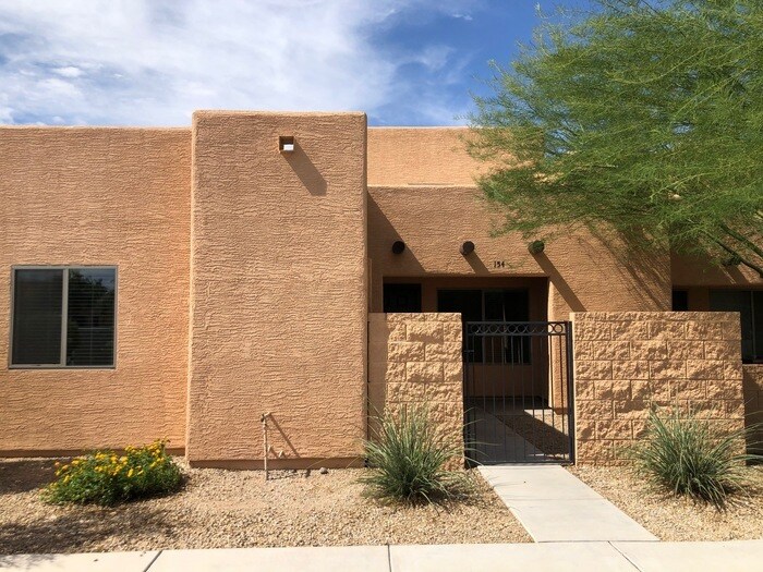 8940 W Olive Ave in Peoria, AZ - Building Photo