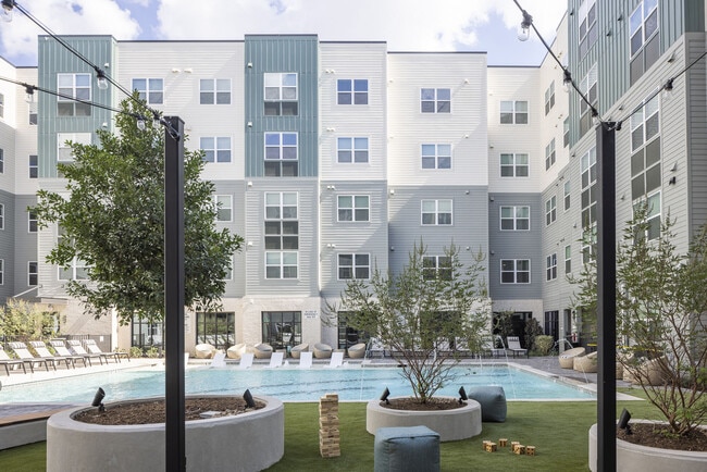 Broadstone Garden Oaks