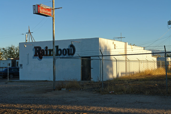 16 Spaces in Tucson, AZ - Foto de edificio - Building Photo