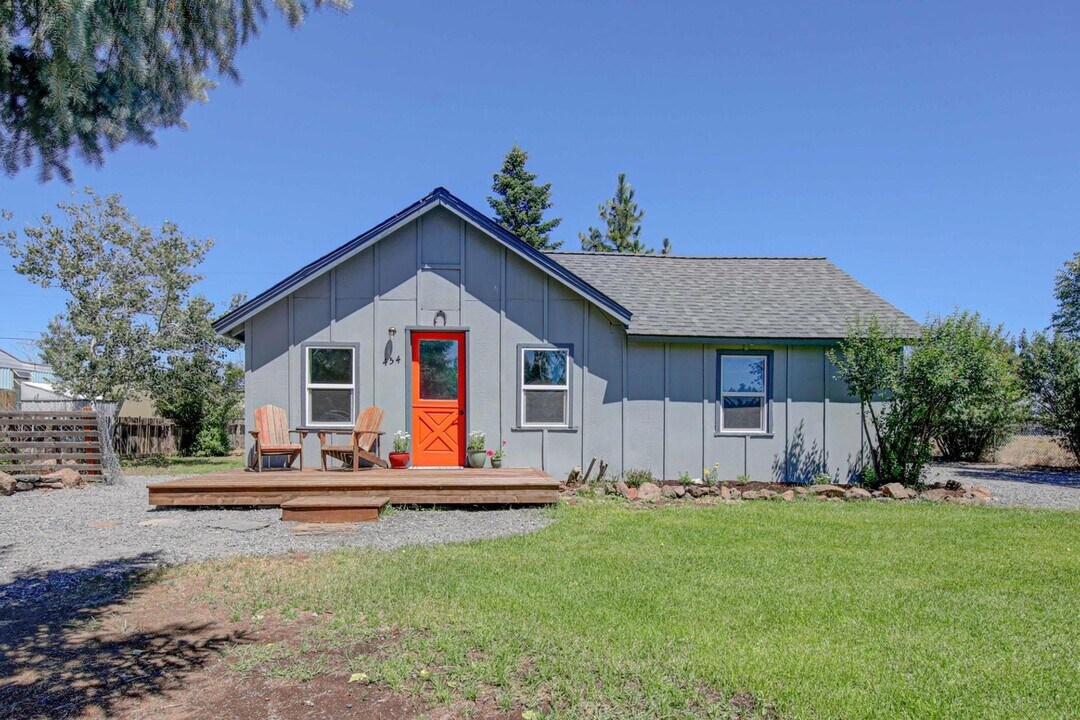 454 E Adams Ave in Sisters, OR - Building Photo