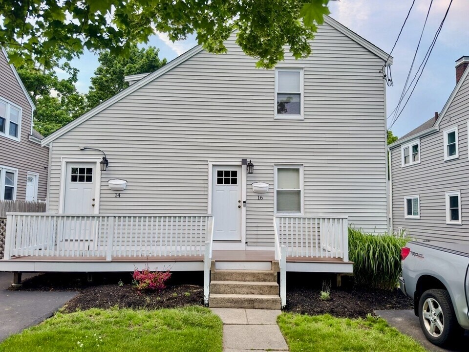 14 Lawn Ave in Quincy, MA - Building Photo