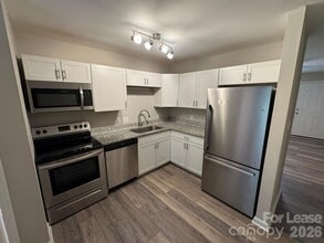 320 Hamilton Dr NE in Concord, NC - Foto de edificio - Building Photo