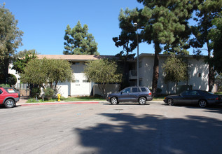 Villa Knolls Apartments in La Mesa, CA - Building Photo - Building Photo