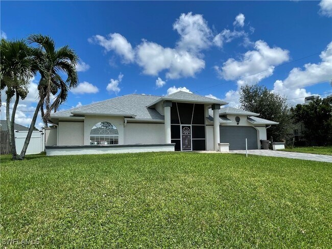 8293 Tahiti Rd in Ft. Myers, FL - Building Photo - Building Photo