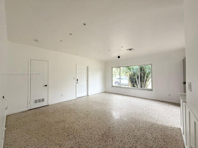 1315 NE 116th St-Unit -0 in Miami, FL - Foto de edificio - Building Photo