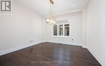 123 Bond Crescent in Richmond Hill, ON - Building Photo - Building Photo