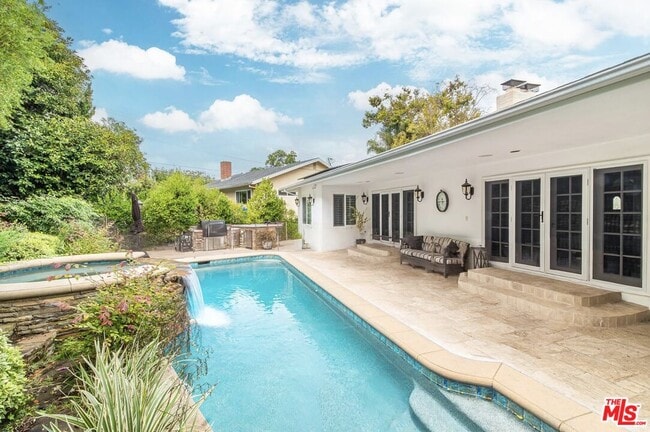 property at 9600 Beverlywood St