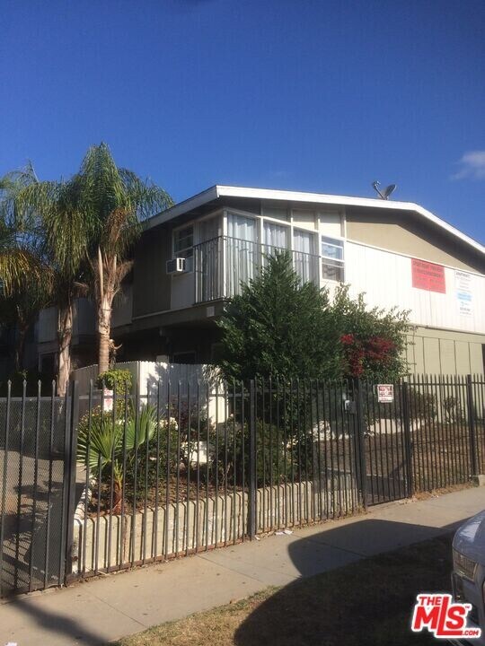 10231 Darby Ave in Inglewood, CA - Building Photo