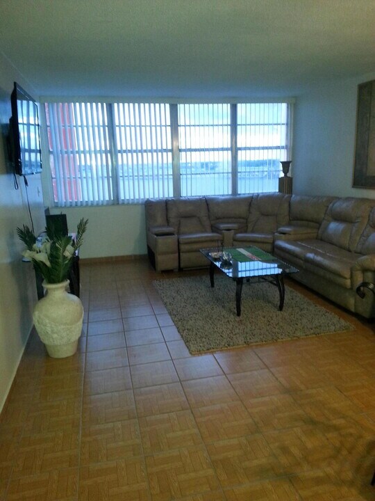 1351 NE Miami Gardens Dr-Unit -502e in Miami, FL - Building Photo