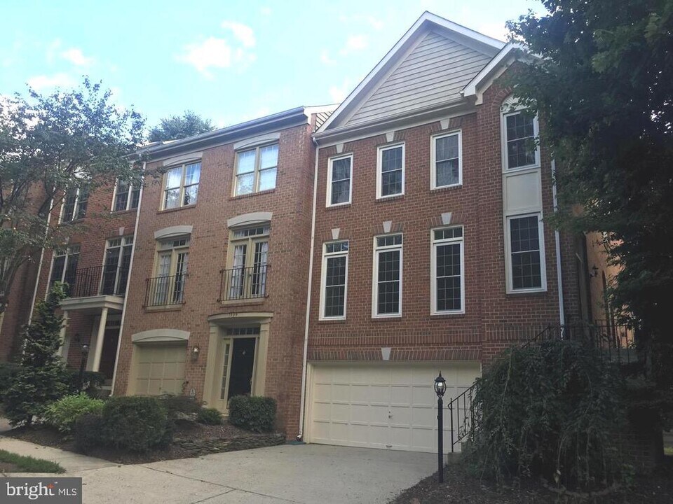 1311 Sundial Dr in Reston, VA - Building Photo