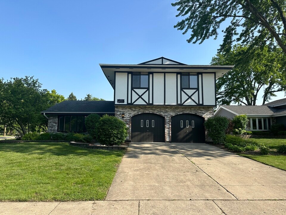 190 Bourne Ln in Bloomingdale, IL - Foto de edificio