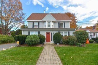 36 Cottage St, Unit 3 in Natick, MA - Building Photo - Building Photo