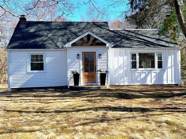 1025 Willard Rd in Orange, CT - Building Photo - Building Photo
