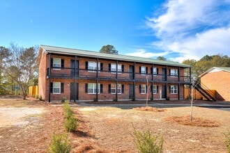 Welcome to Pinedale Apartments – Affordable Living in the Heart of Sumter! in Sumter, SC - Foto de edificio - Building Photo