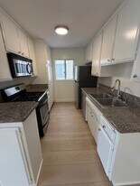 408 N Venice Blvd, Unit 412A in Los Angeles, CA - Building Photo